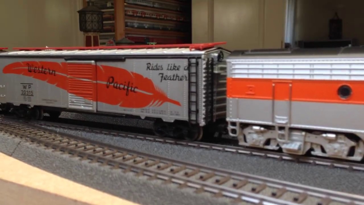 SFS. Western Pacific F7 and tinplate boxcars & caboose Märklin