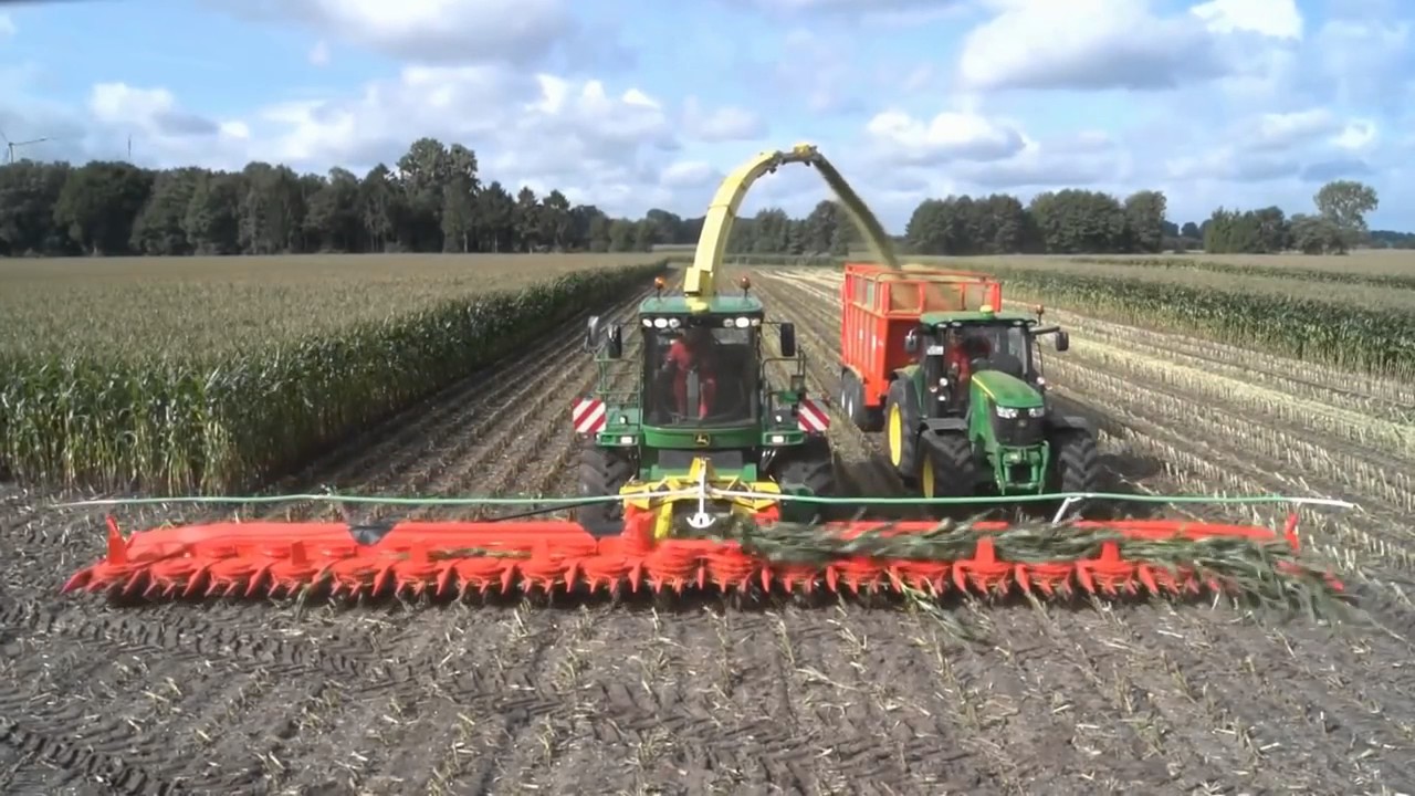 Forrageira John Deere com cabe&ccedil;alho de 20 linhas da Kemper