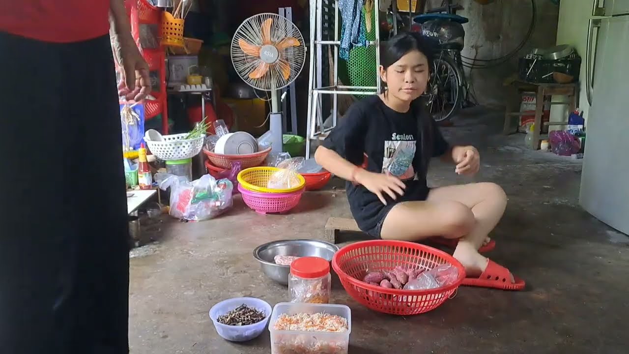 (25) Trộn thịt để cuốn bánh
