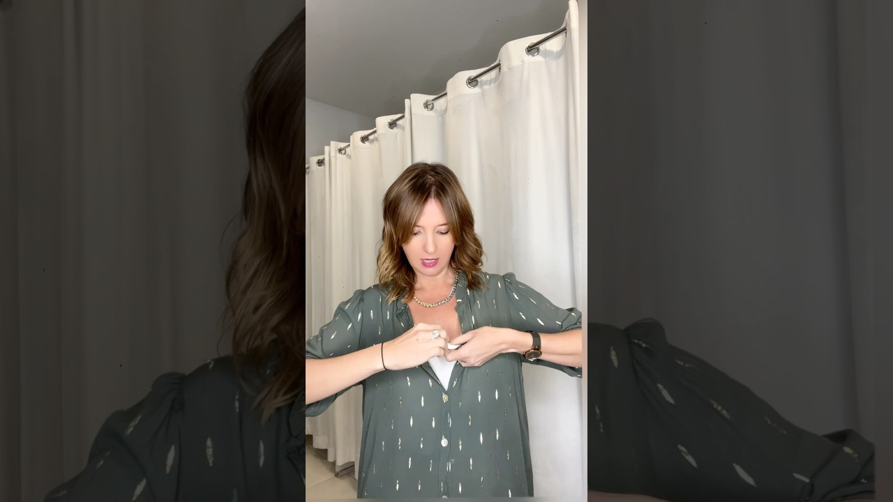 Truco de moda para el escote de tu camisa con un imperdible. #fashion #trucosdemoda #trucosdeestilo