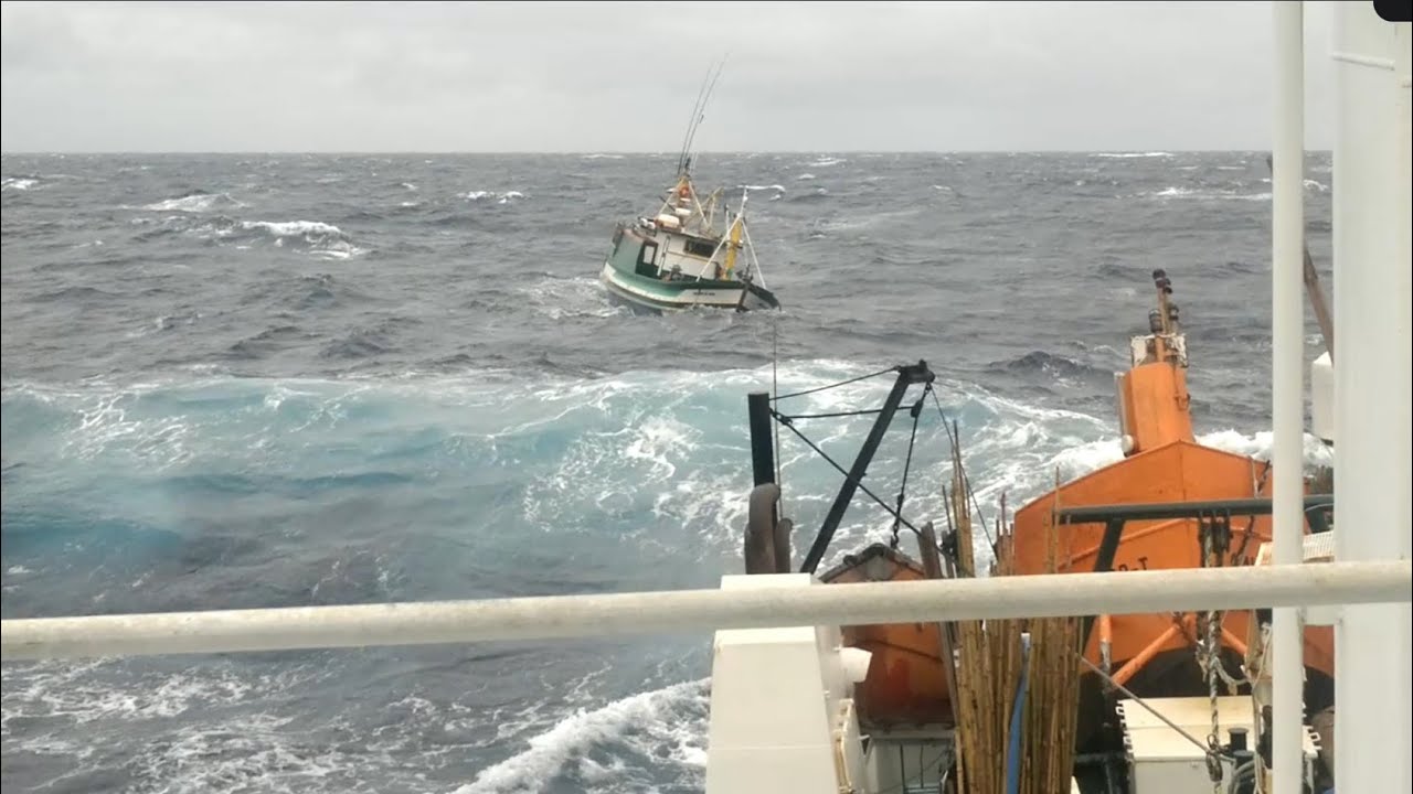 Desafios no Mar: Pescadores Encaram Tempestade em Busca de Cardume de peixes.