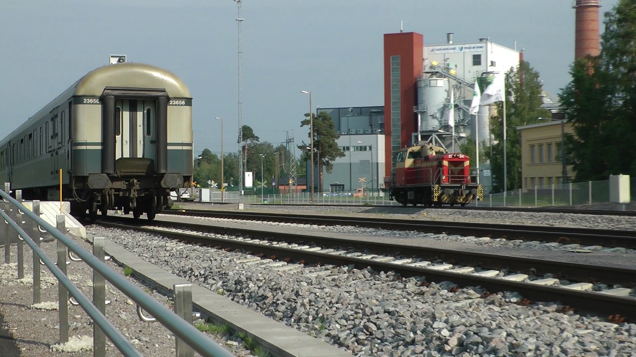 Regional train 747 stops and locomotive changes head on Pääskylahti