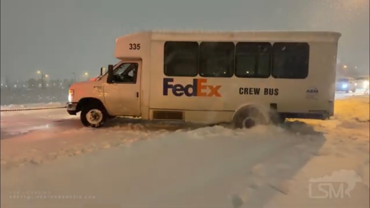 02-17-2021 Memphis, TN - FedEx Crew Truck Stuck - Multiple Stranded Motorists