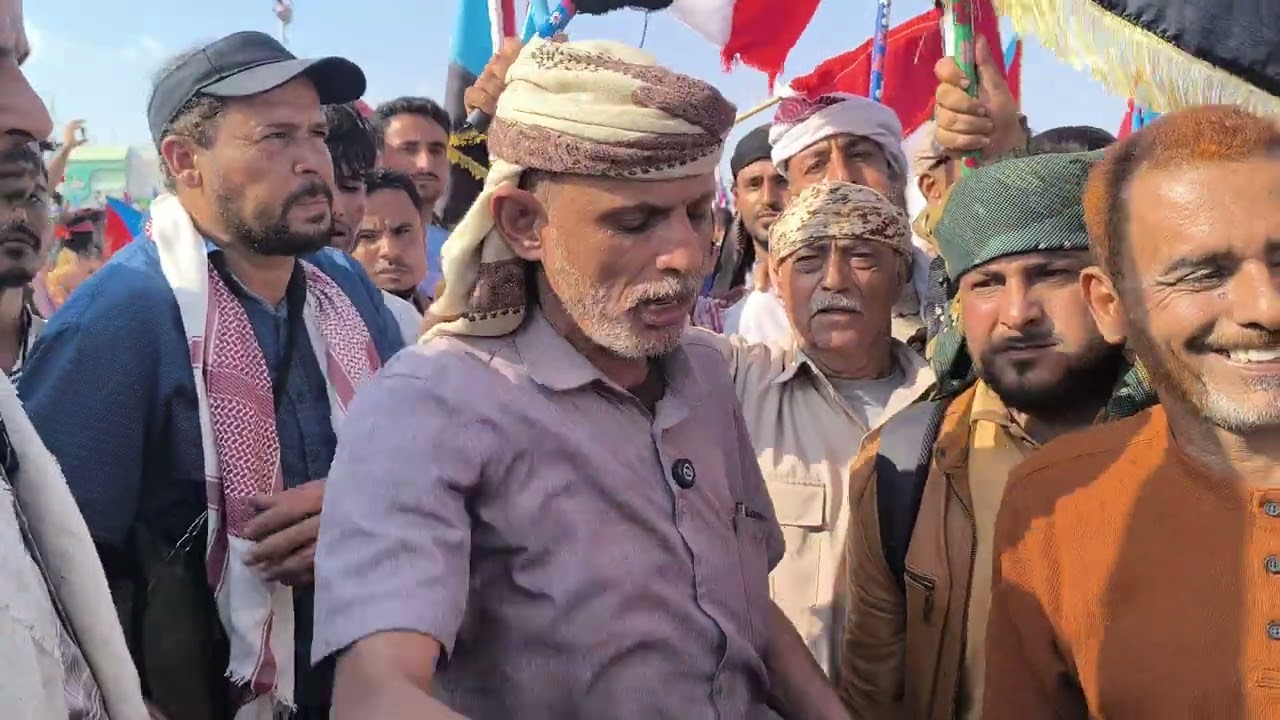 عاجل: من ساحة العروض شاعر جنوبي يجدد العهد لأولاد زايد ويؤكد على تجديد التفويض للرئيس الزبيدي.