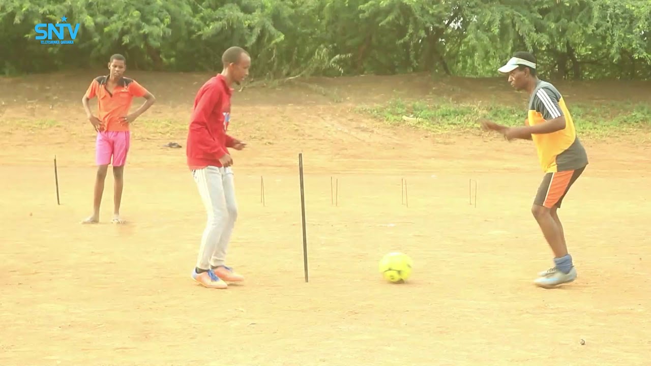 Dhallinyarada kubadda cagta Jowhar oo ka niyad jabsan garoonkii ciyaaraha Shongole oo burbursan.