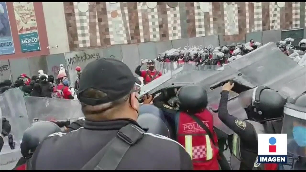 Feministas pelean contra policías para liberar a compañeras encapsuladas | Noticias con Ciro Gómez