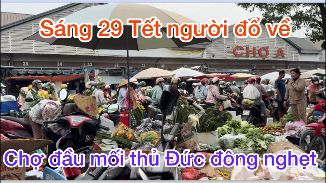 Toàn cảnh chợ đầu mối thủ Đức sáng 29 Tết  sôi động nhộn nhịp 