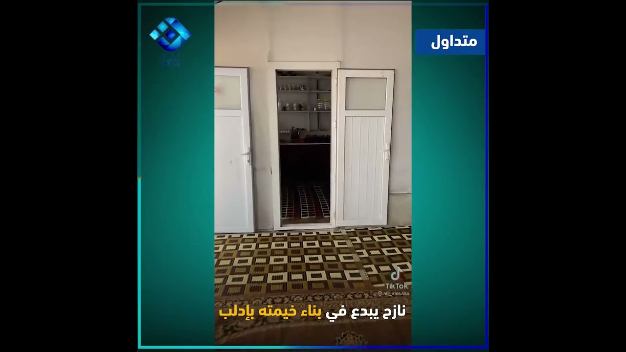 نازح يبدع في بناء خيمته بإدلب