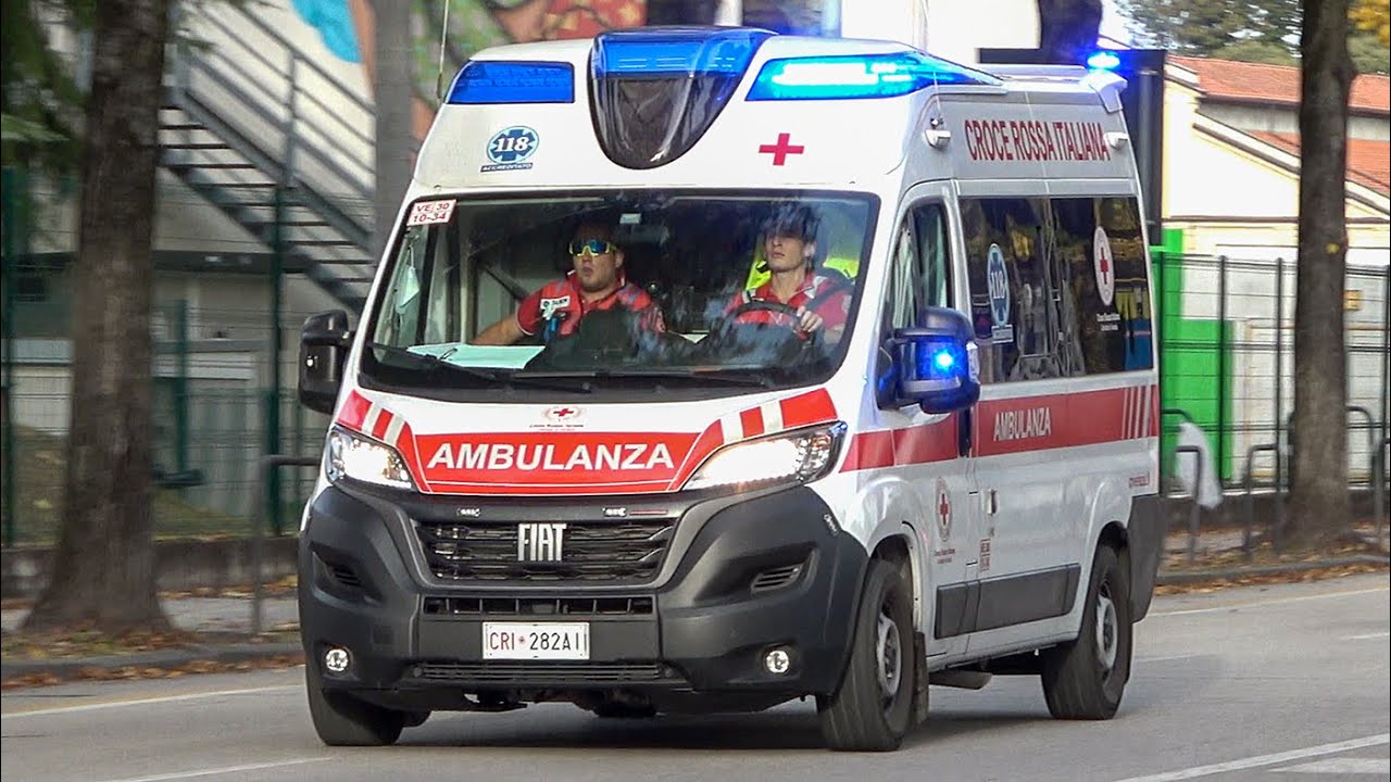 Ambulanza Croce Rossa Mestre in emergenza - Italian Red Cross ambulance responding code 3