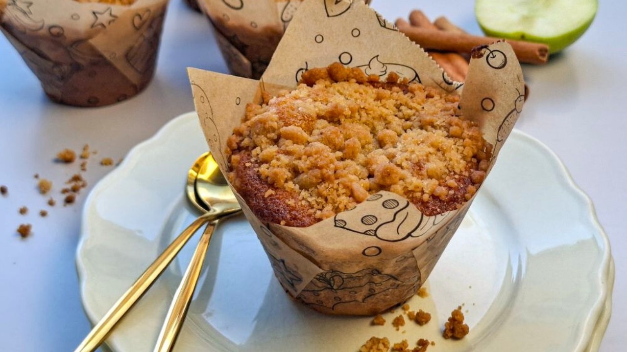 Quick and Easy Apple Crumble Muffins 🍏 