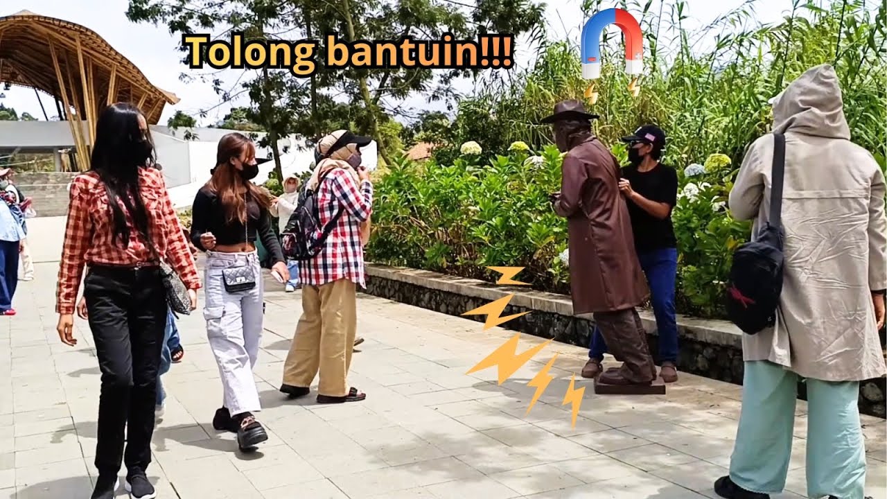 Ngakak ibuk ini hampir ngehancurin patung!!! || Human Statue Prank