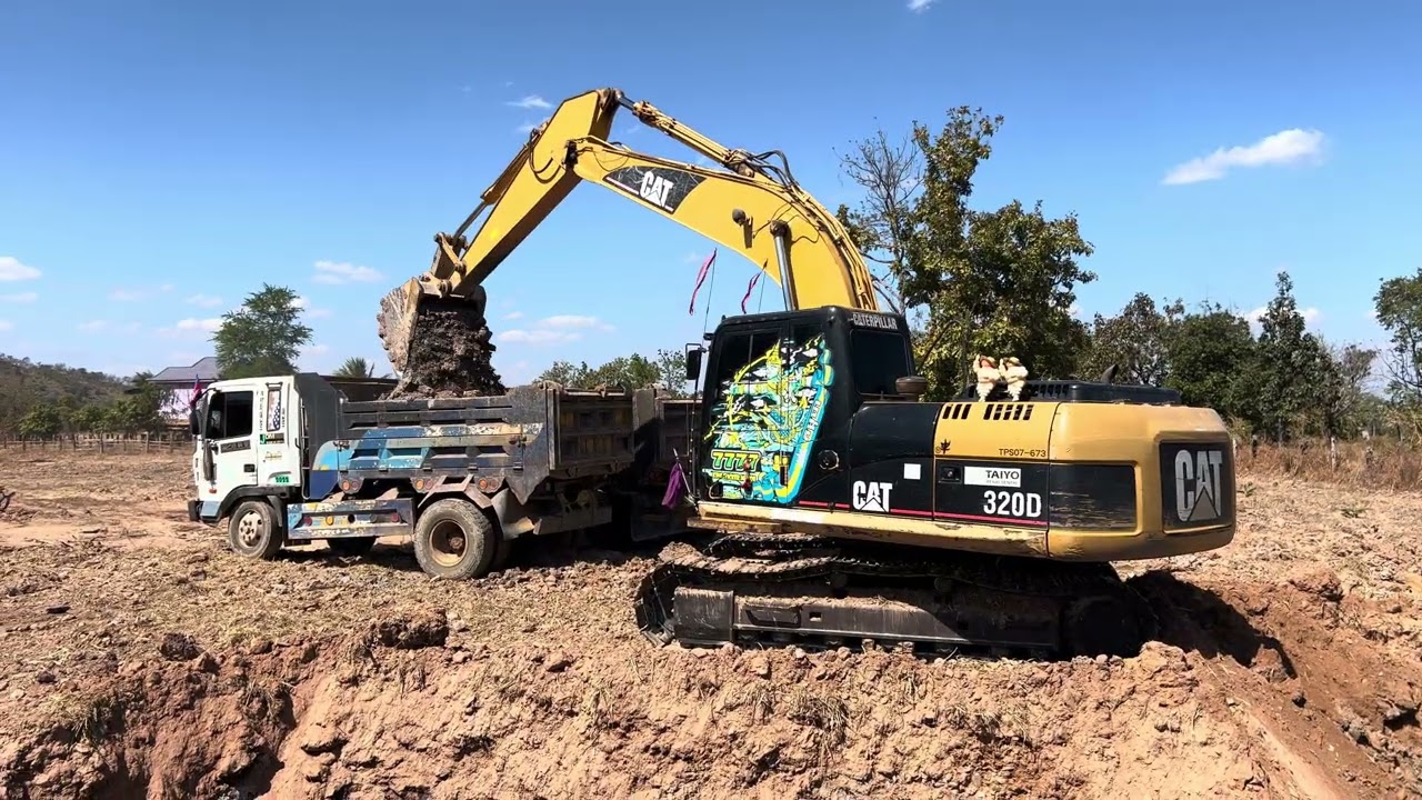 អាអិច​ ជីកដី​ដាក់ផ្ទះ​ | AX CAT 320D, digging the ground for the house