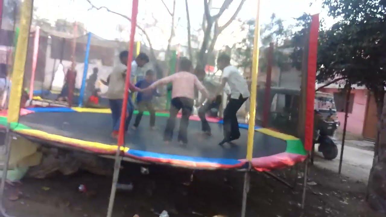 शिवरात्रि का मेला लगाते हुए रुद्रपुर मे 