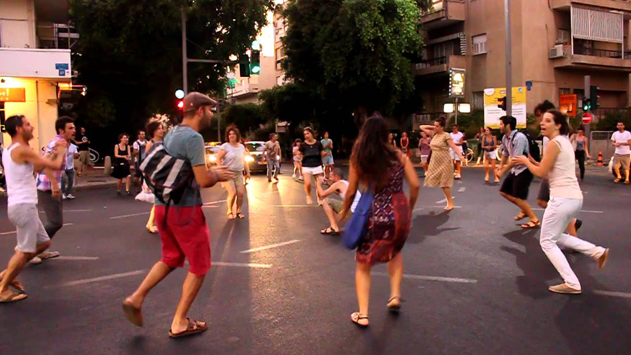 עוד לא אהבתי די: תנועה ציבורית מפזזת ברחובות