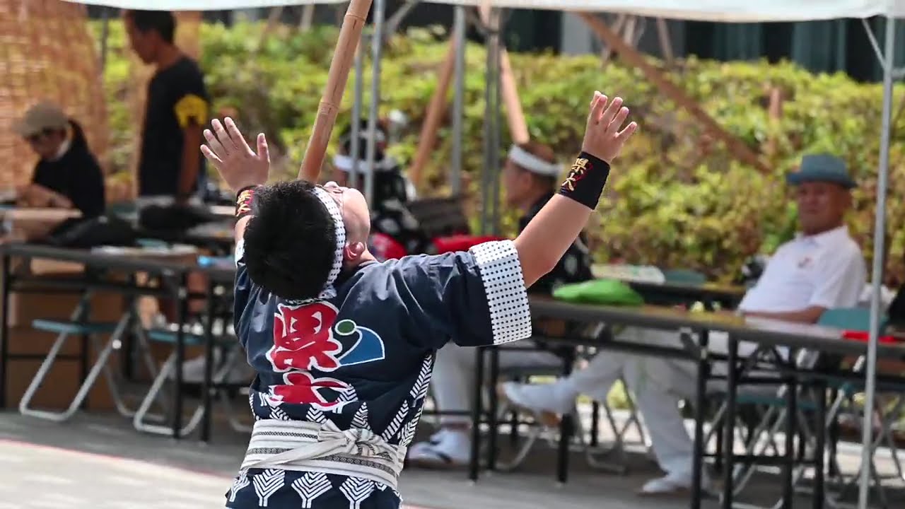 秋田竿燈まつり 竿燈妙技会 県立大学竿燈会 団体自由演技　花傘、継ぎ竹6本