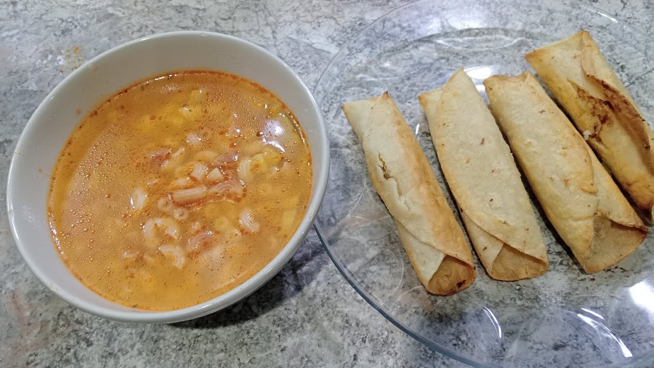 Sopa caliente con tacos crujientes ☺️✌️  