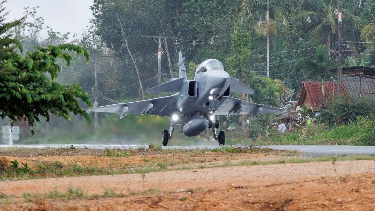 ทอ.นำเครื่องบินรบ #กริพเพน Gripen ลงจอดบนถนนหลวงได้สำเร็จ