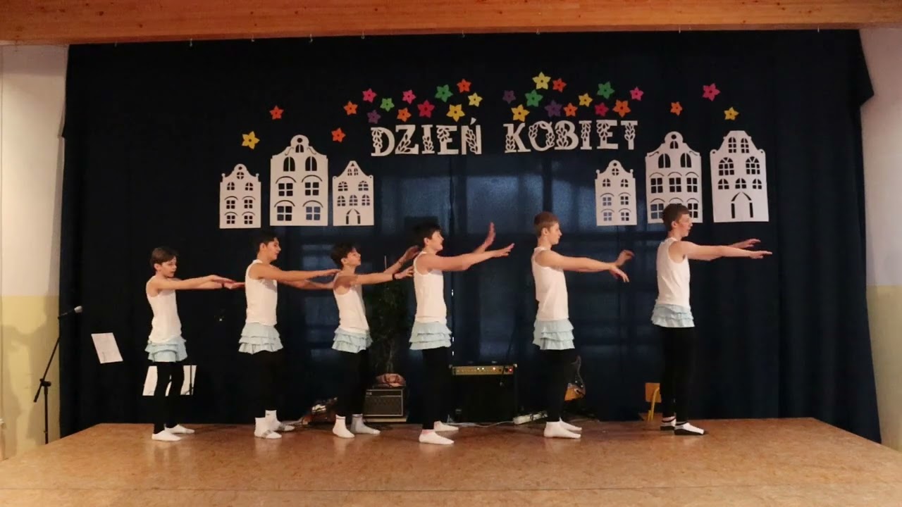 Taneczny mix w wykonaniu chłopaków z klasy 6a podczas akademii z okazji Dania Kobiet