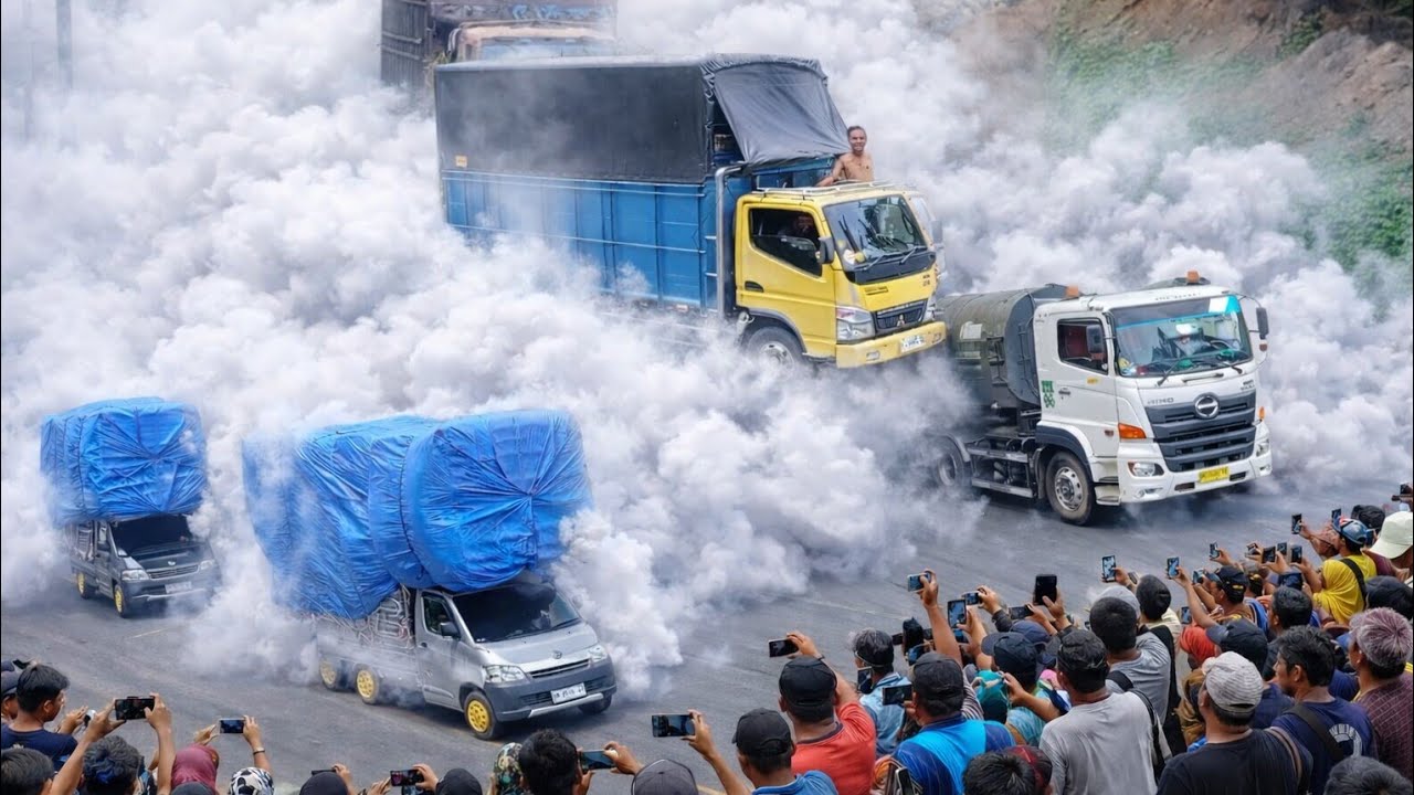 Truck Berlomba Ketika Melewati Tanjakan Bukit Kodok || Truck Unik & Lucu