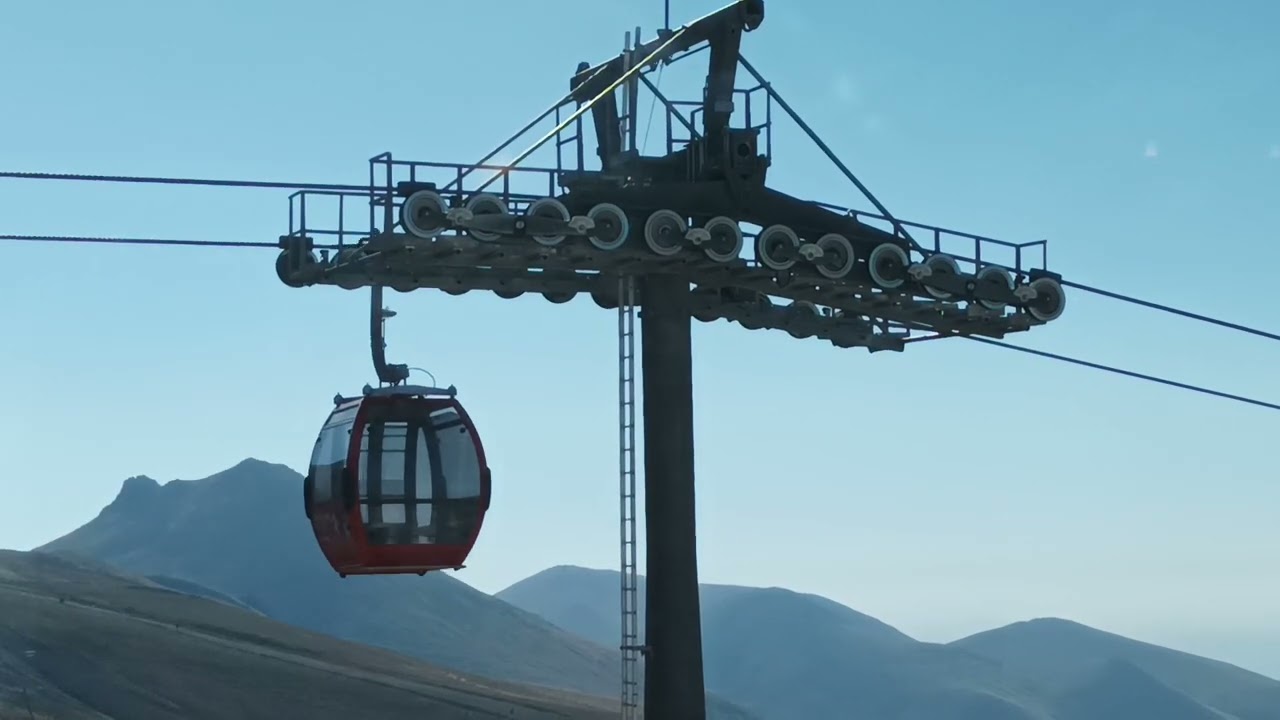 Direklerdeki makaralar halatları,  halatlar  teleferikler( taşıyıcı)i hareket ettirir