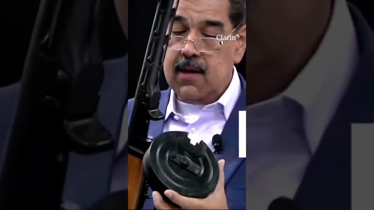 Nicol&aacute;s Maduro mostr&oacute; un arma que le regal&oacute; Rusia