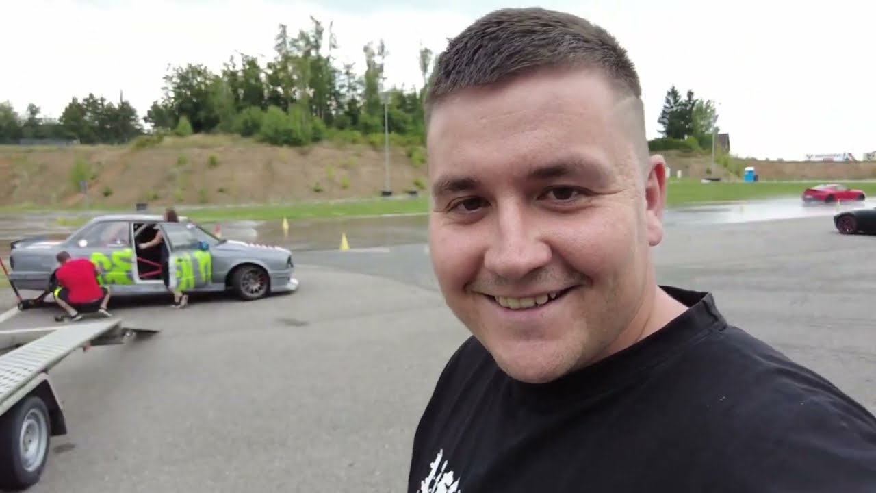 PŮJČIL JSEM MU ZÁVOĎÁK! DRIFTOVANÍ NA POLYGONU V BRNĚ