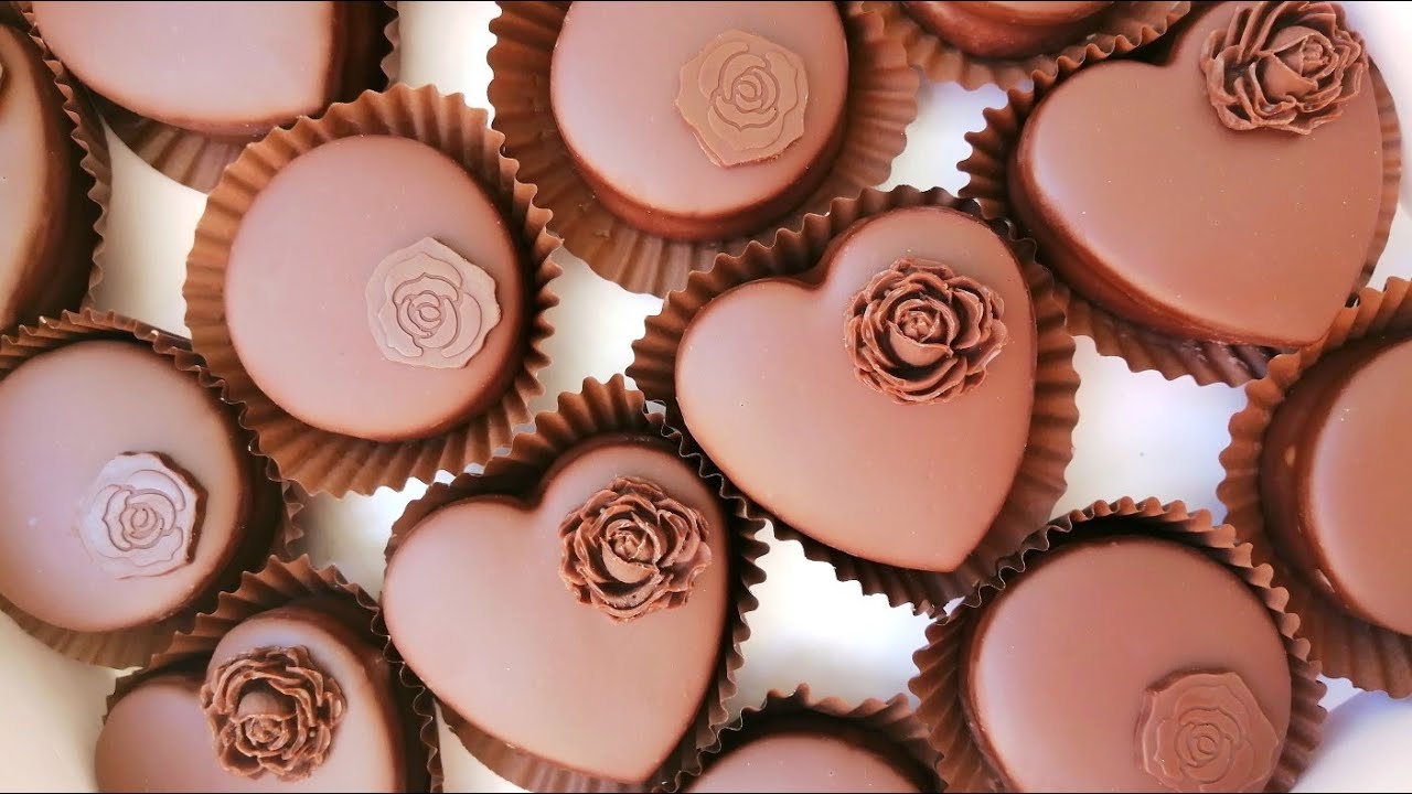صابلي الشوكولا الراقي. قلوب الشوكولا مع سر القلاصاج اللامع- gateau au chocolat