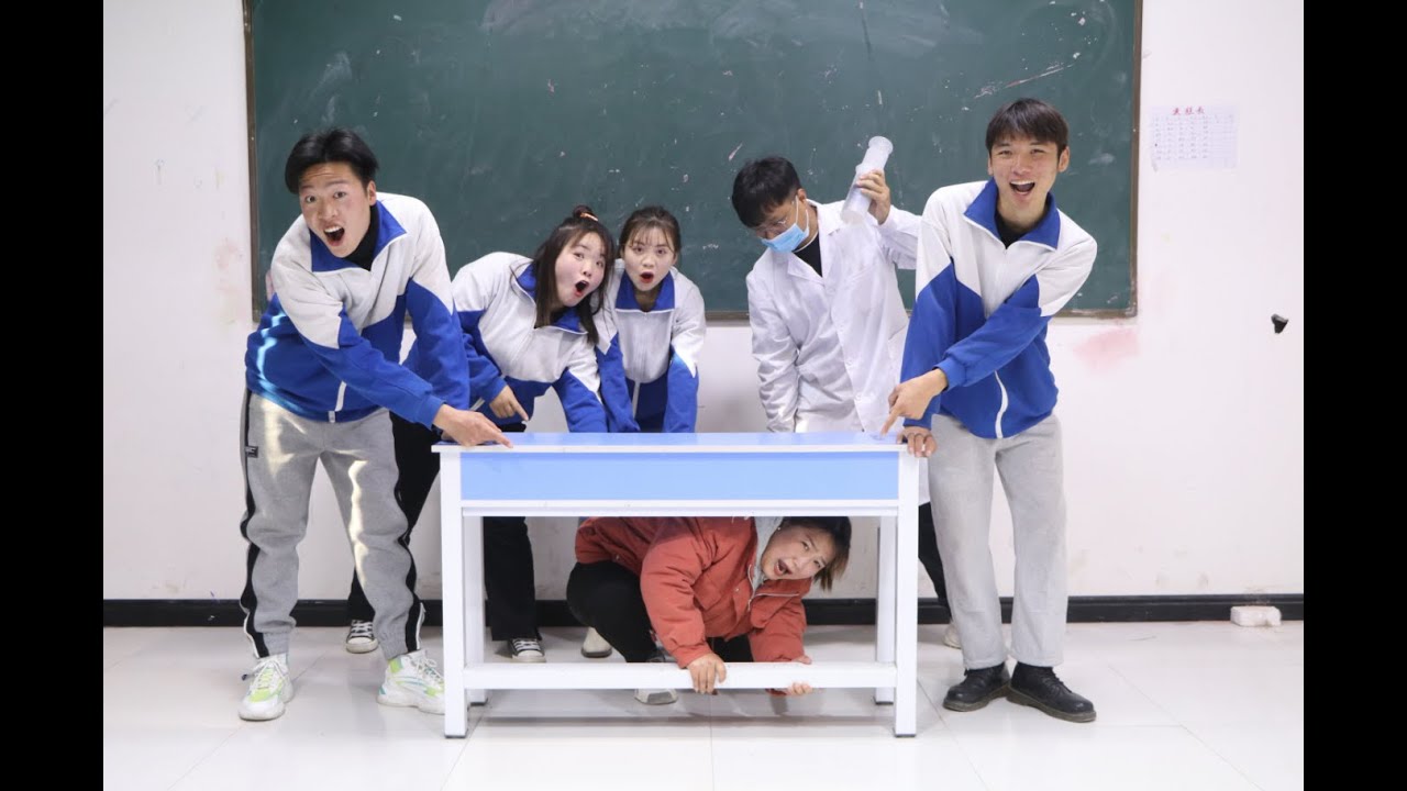 学校组织打防疫针，没想老师被吓得直接钻到桌子底下，太丢人了