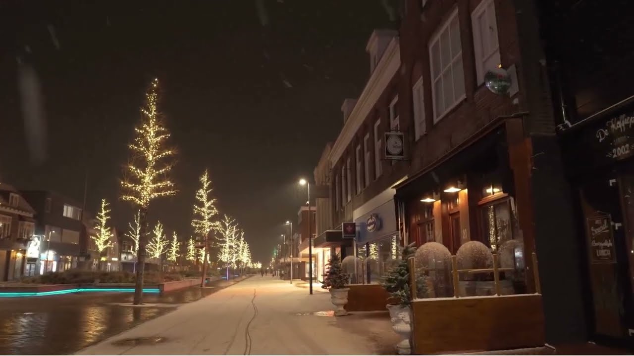 Midnight Snowfall in the City 🌙 Relaxing Ambient Music (4K)