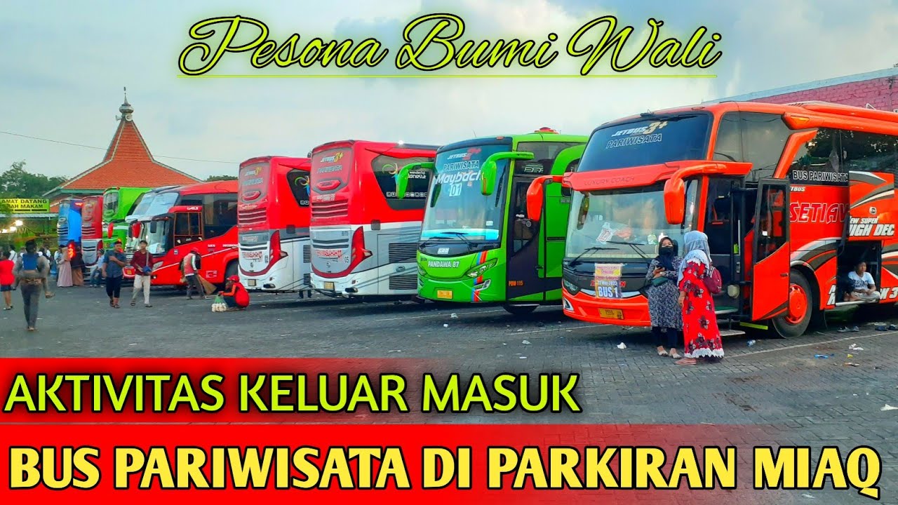 Aktivitas Keluar Masuk Bus Pariwisata Di Parkiran Maqom Ibrahim Asmoroqondi Tuban (Ayah Sunan Ampel)