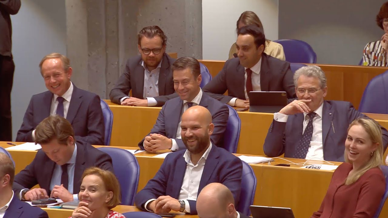 Applaus voor 100 jaar SGP in de Tweede Kamer