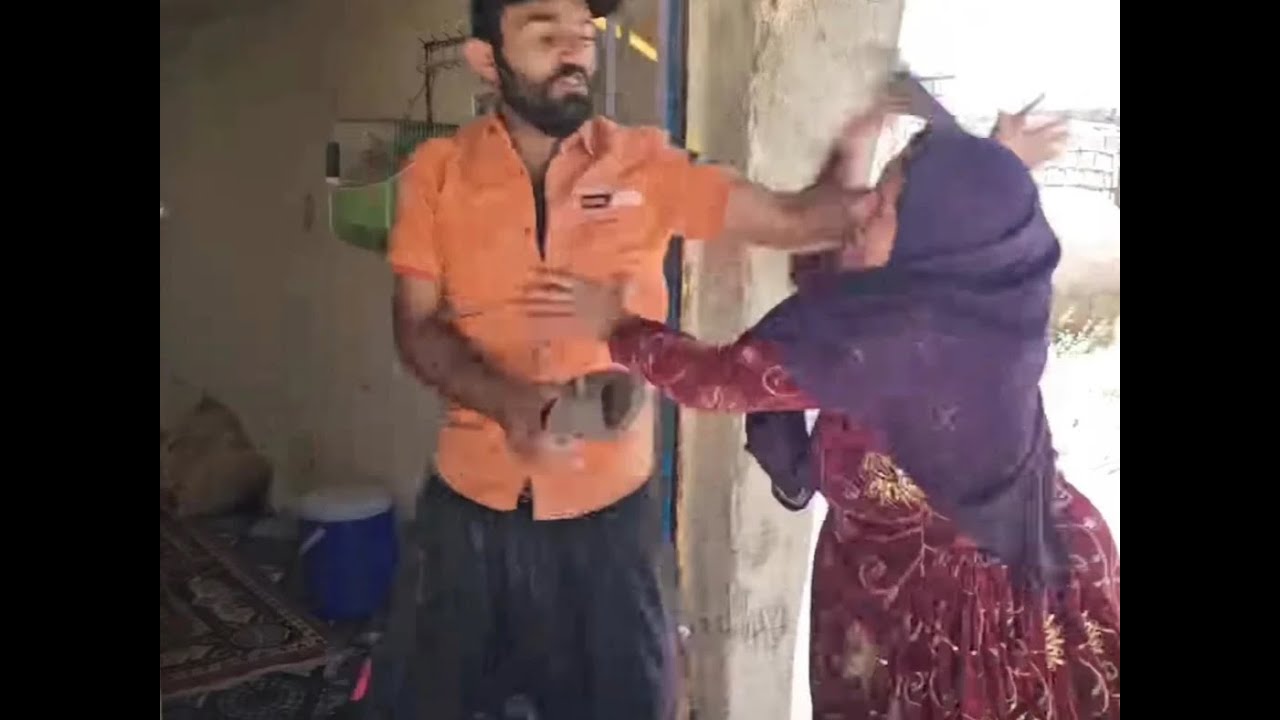 阿丽玛和米拉德在门口扭打 #伊朗游牧民生活 #伊朗纪录片 #米拉德 #哈琳娜