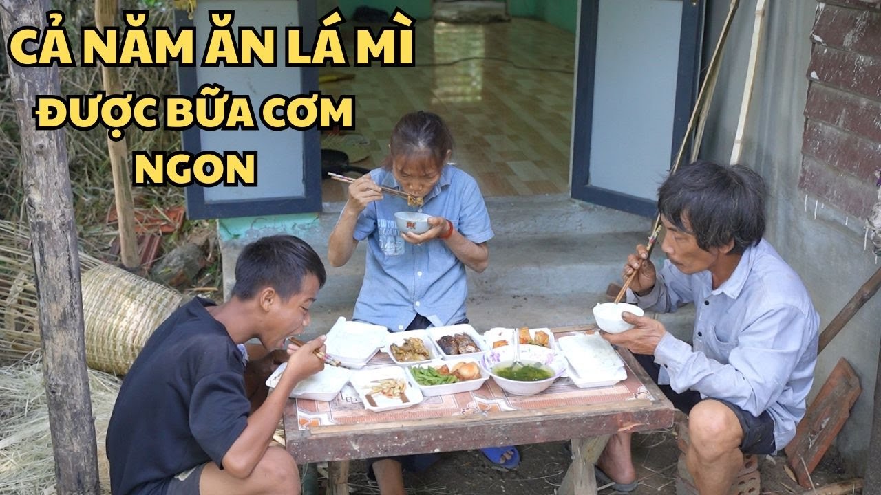 Gia Đình Đan Rổ Ăn Lá Mì Muối Ớt Được Bữa Cơm Ngon Nhất Cuộc Đời