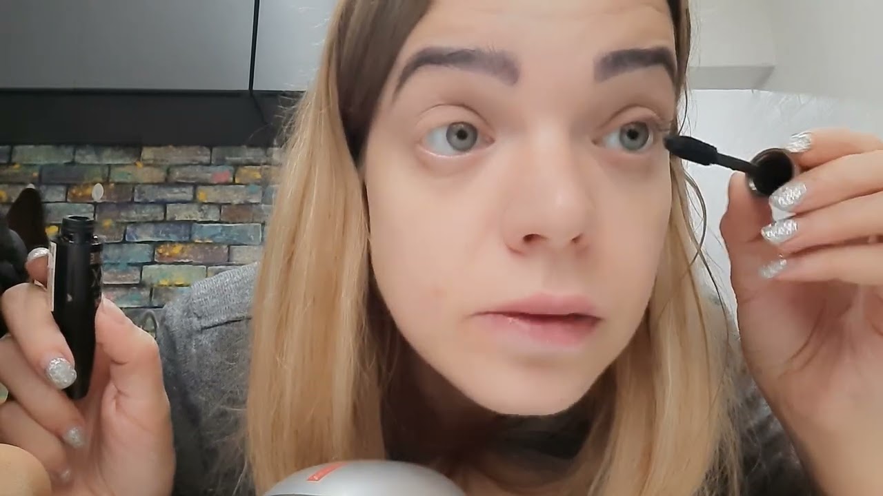 Chewing gum and makeup ASMR