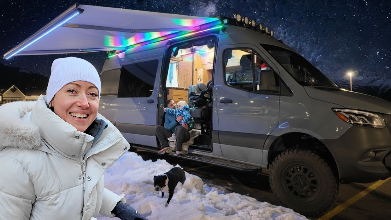 Кемпинг в небольшом заснеженном городке в стиле Vanlife