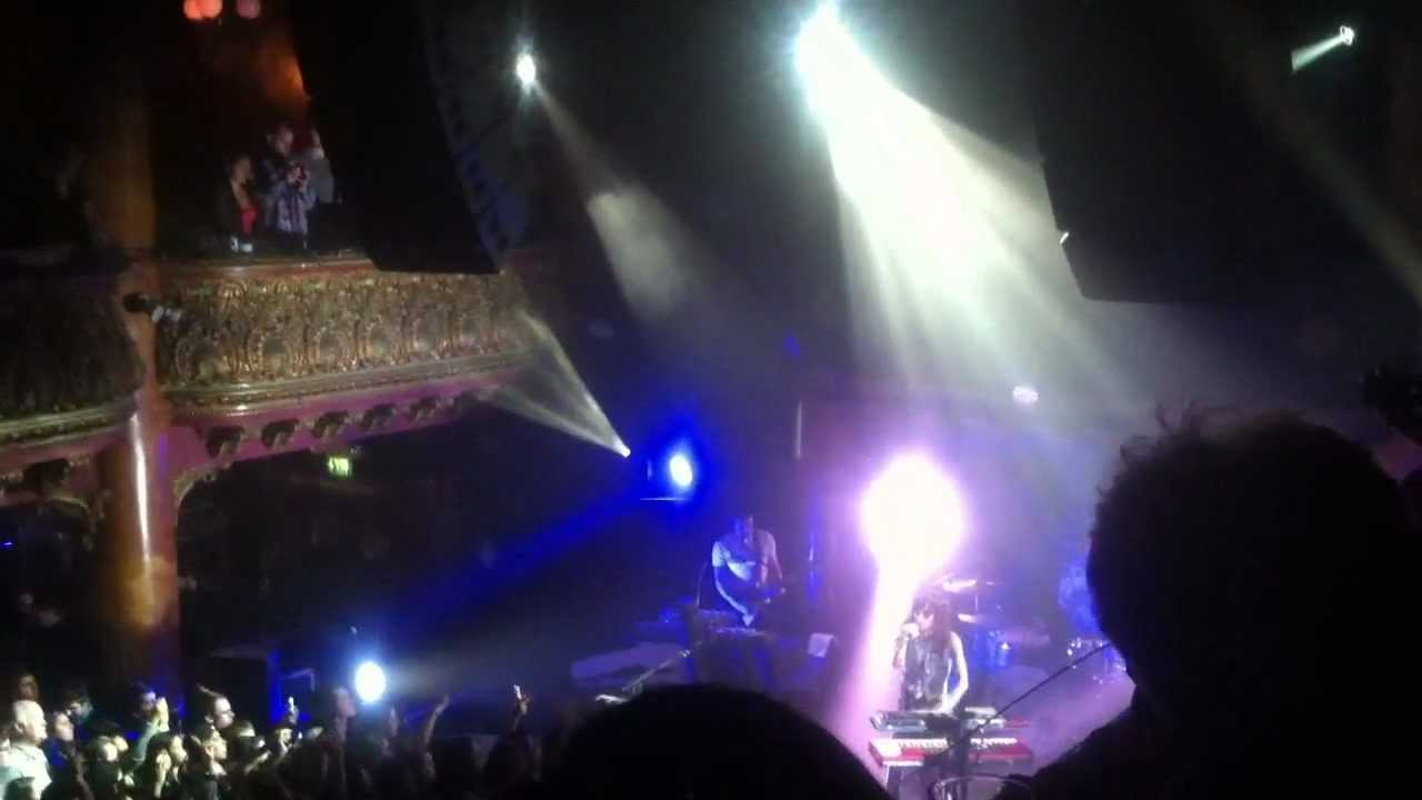 Lights - Peace Sign live