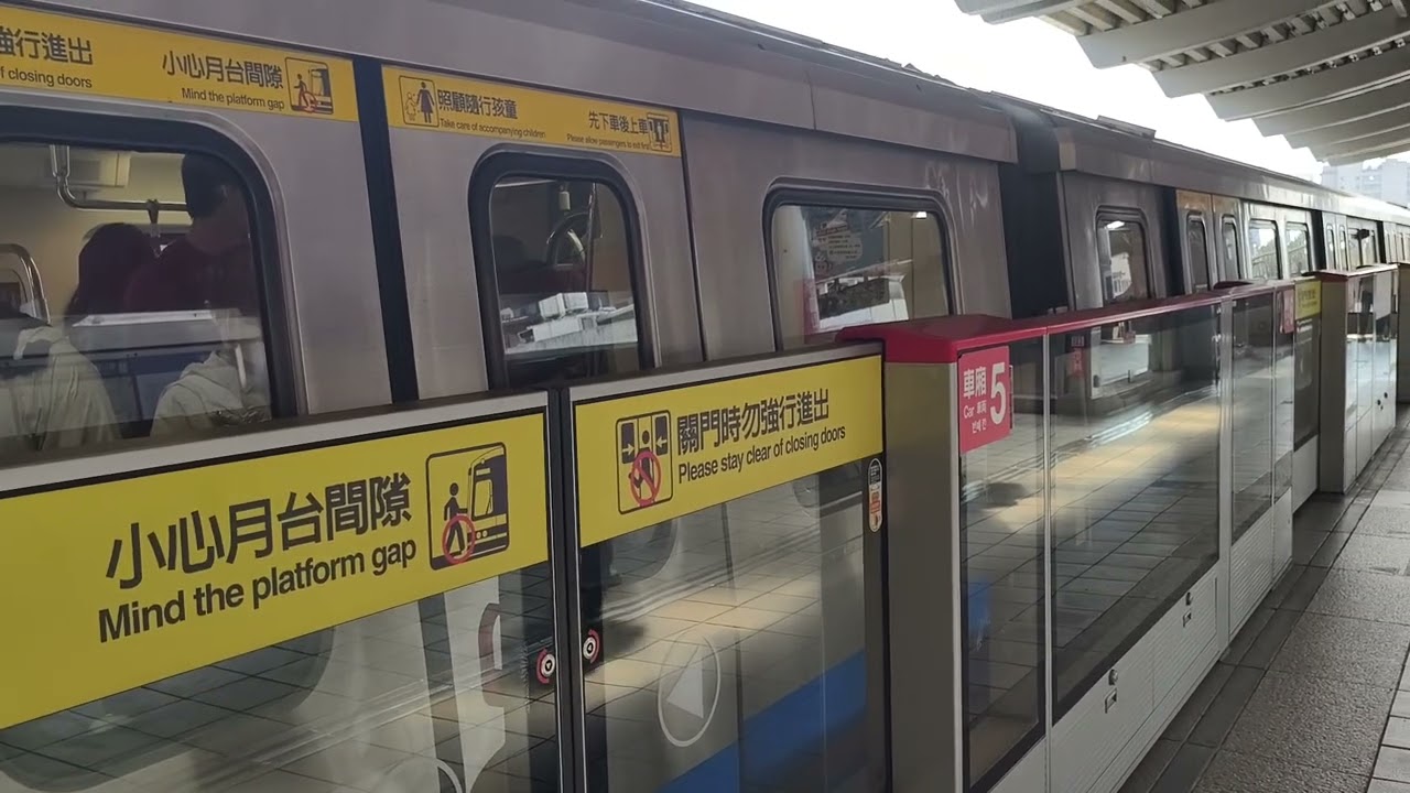 臺北捷運    淡水信義線   圓山站列車離站