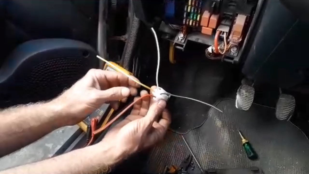 Instalando relé de corte de combustível em carro com GNV