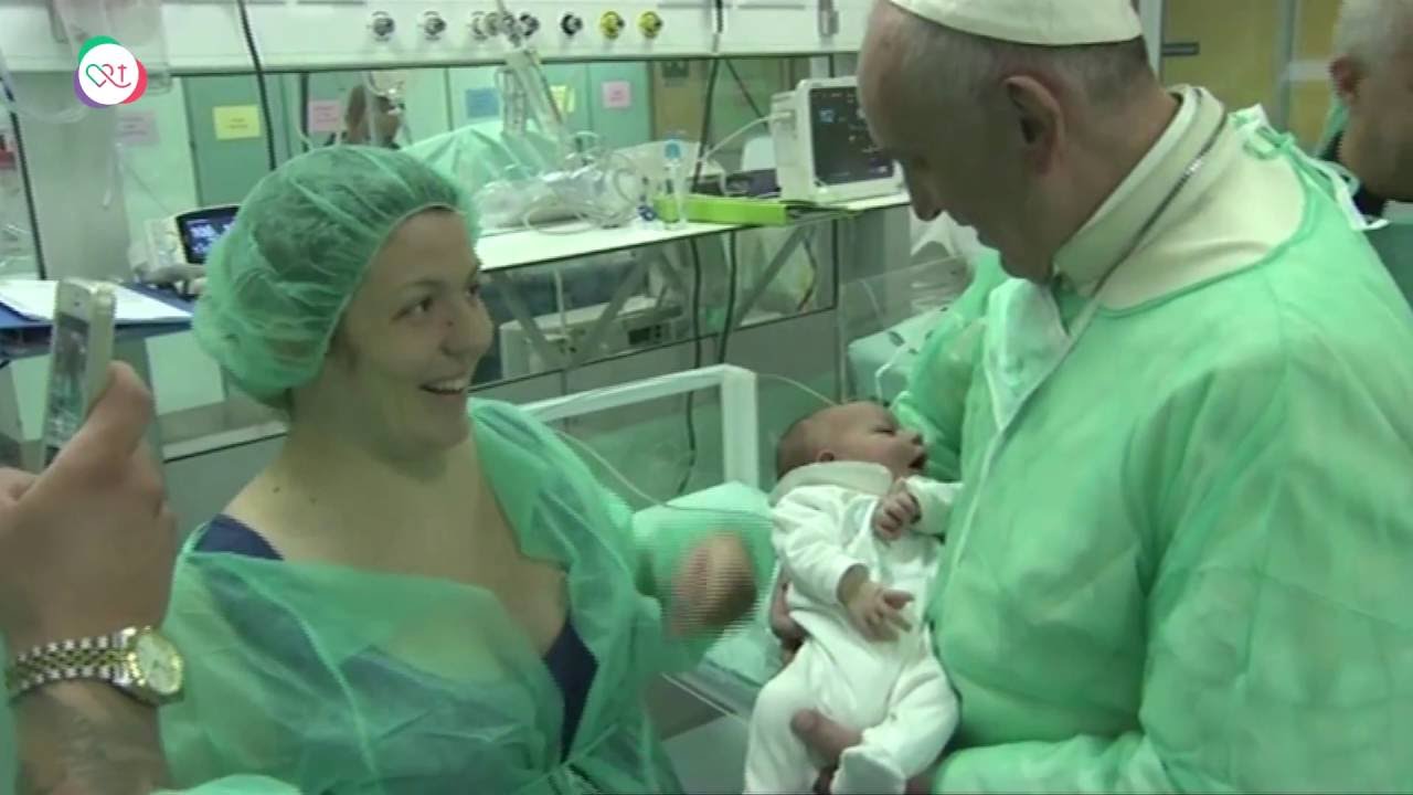 Paus Franciscus - Verrassingsbezoek aan ziekenhuis en hospice