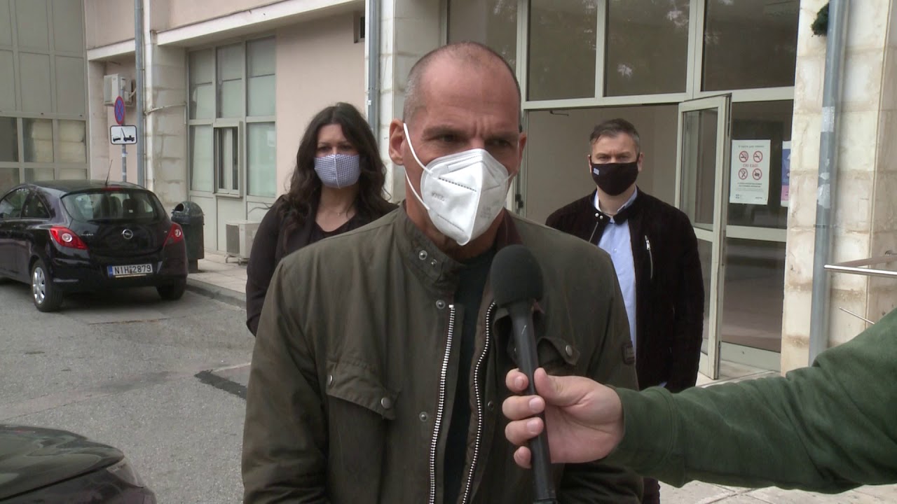 Αιφνίδια επίσκεψη του Γιάνη Βαρουφάκη στο Νοσοκομείο Παπανικολάου στη Θεσσαλονίκη