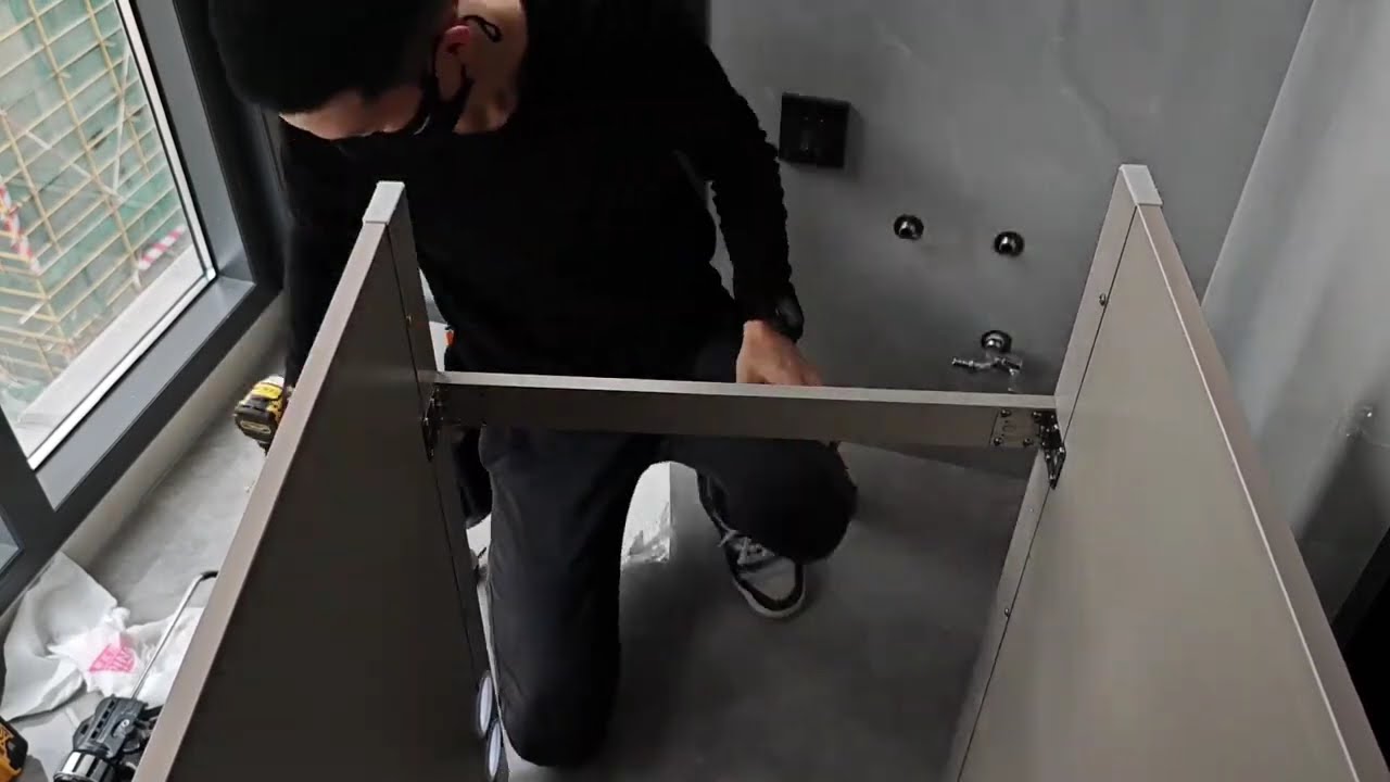 第一眼以為30分鐘能幹完，結果乾了兩個小時#專業的事情交給專業人去做 #這個就叫專業 #陽台洗衣櫃 #得偉