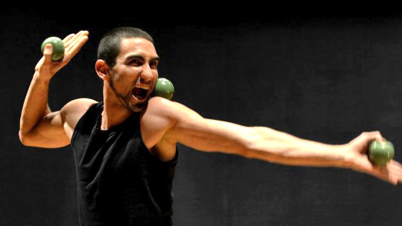 Malabarismo e percussão corporal com 3 bolas / Juggling and body percussion with 3 balls