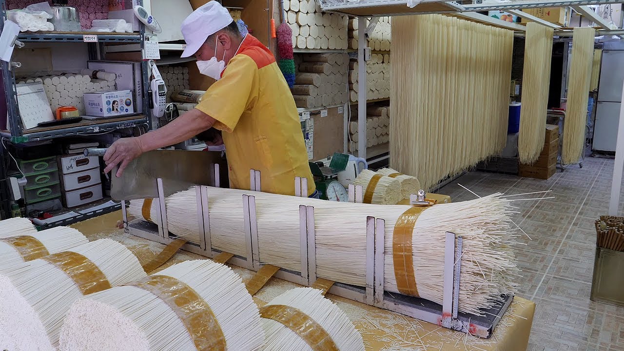 국수 장인 / master making korean traditional noodles / korean street food