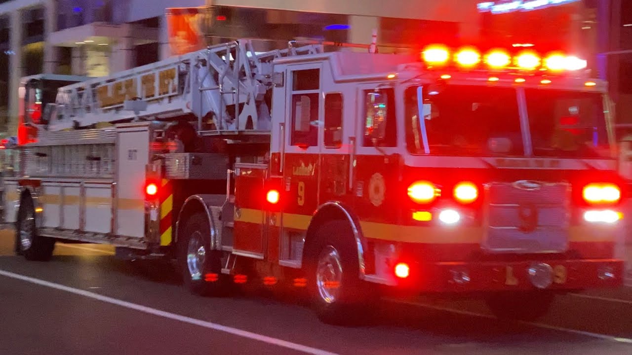 PHILADELPHIA FIRE DEPARTMENT ENGINE 43, TILLER LADDER 9 AND MEDIC 44 RESPONDING (Q, WAIL ,HORN)