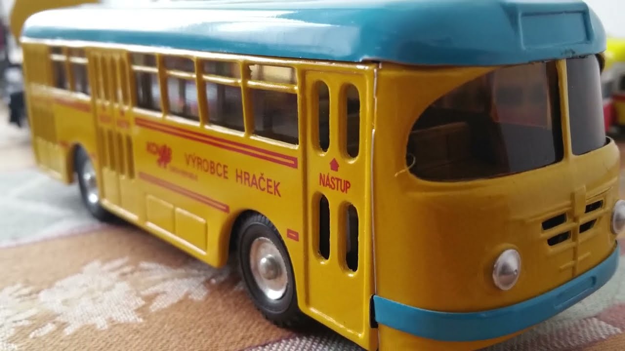 Jak se vyrábí legendární hračka plechový autobus KOVAP