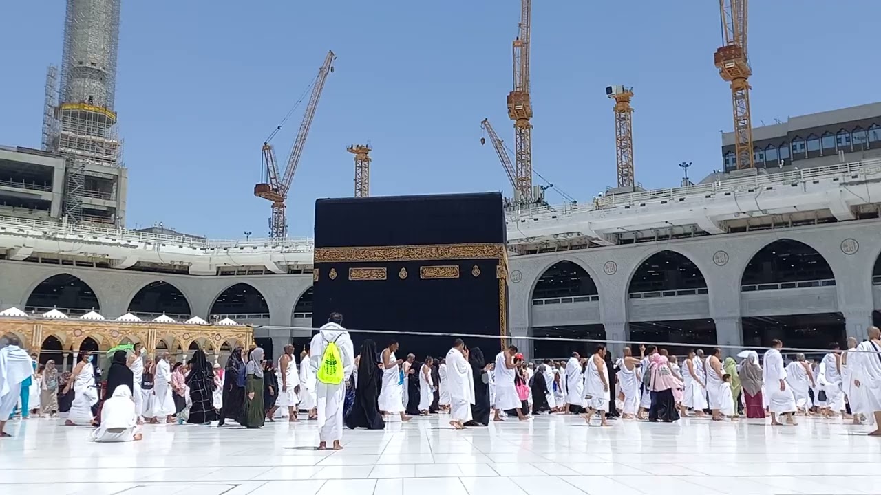 Pelataran Masjidil Harom di menjelang dluhur