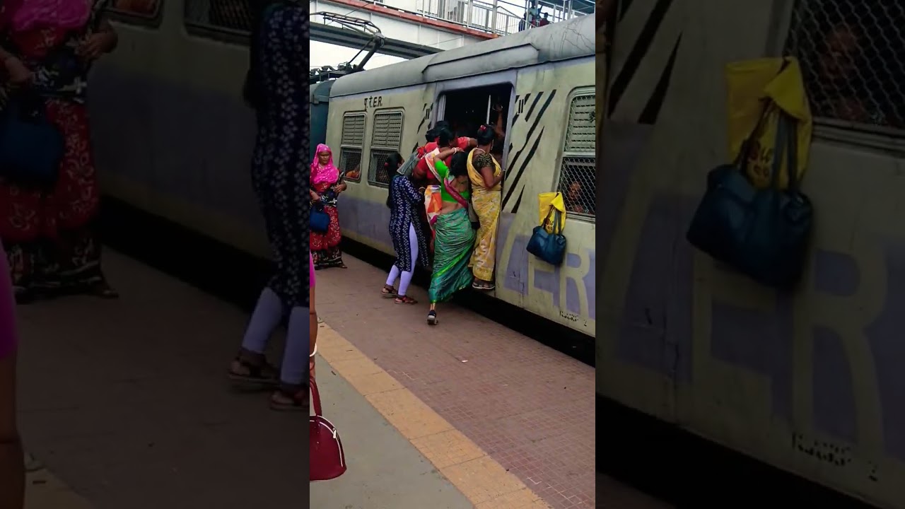 Bongoan local train 🚂🚆 #viral #localtrain #bongaon #reals #shorts #station