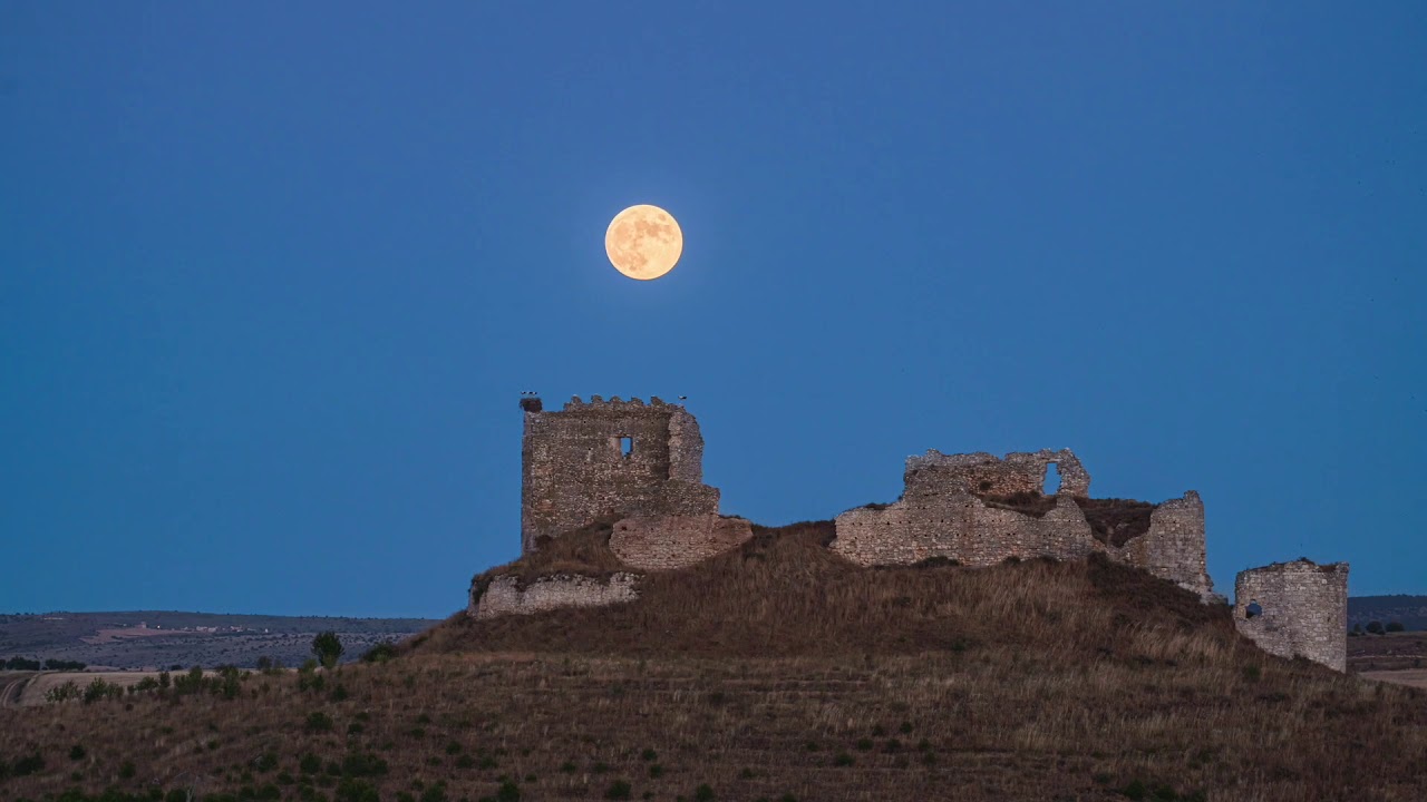 Salida de la Luna tras el castillo de Torregalindo.
