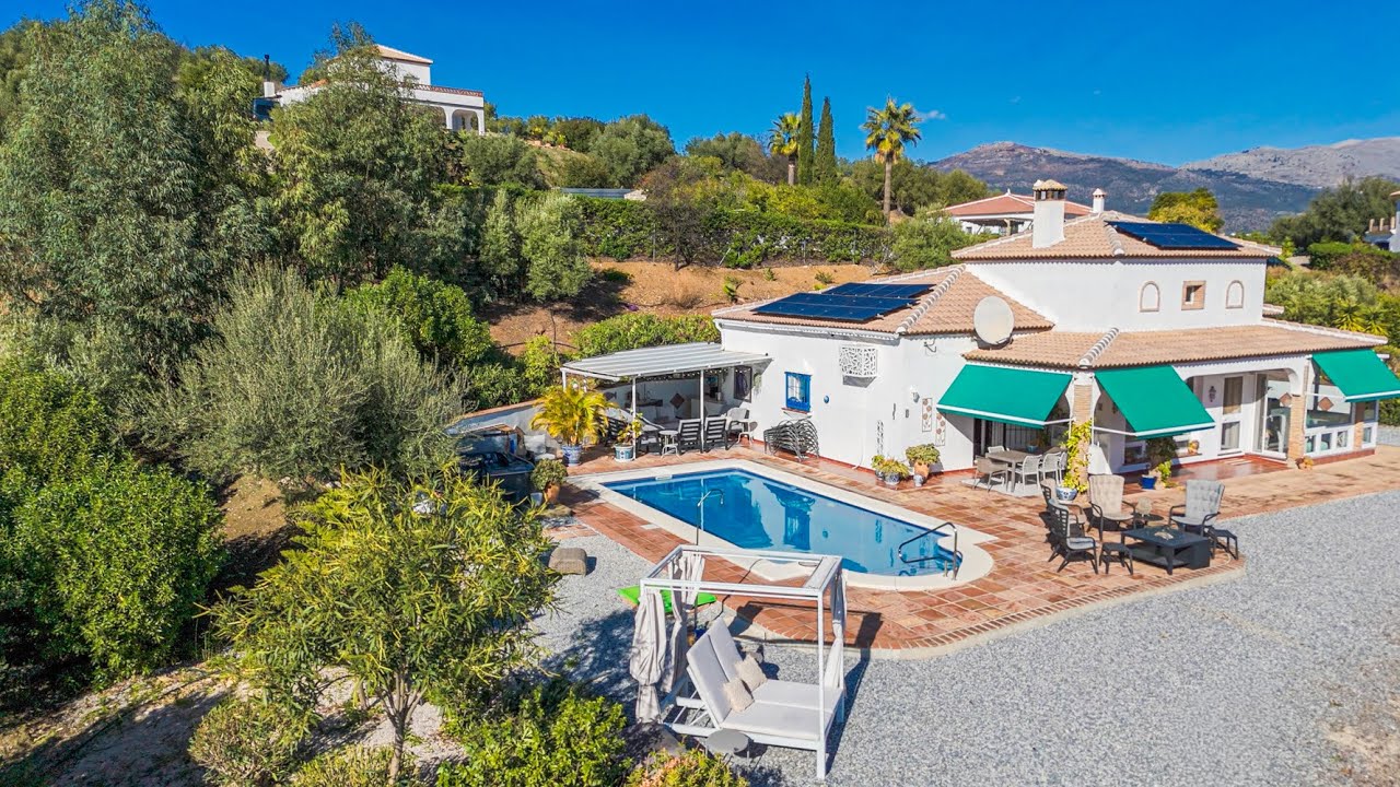 Villa Serena is a one‑level, detached villa offering three bedrooms and three bathrooms