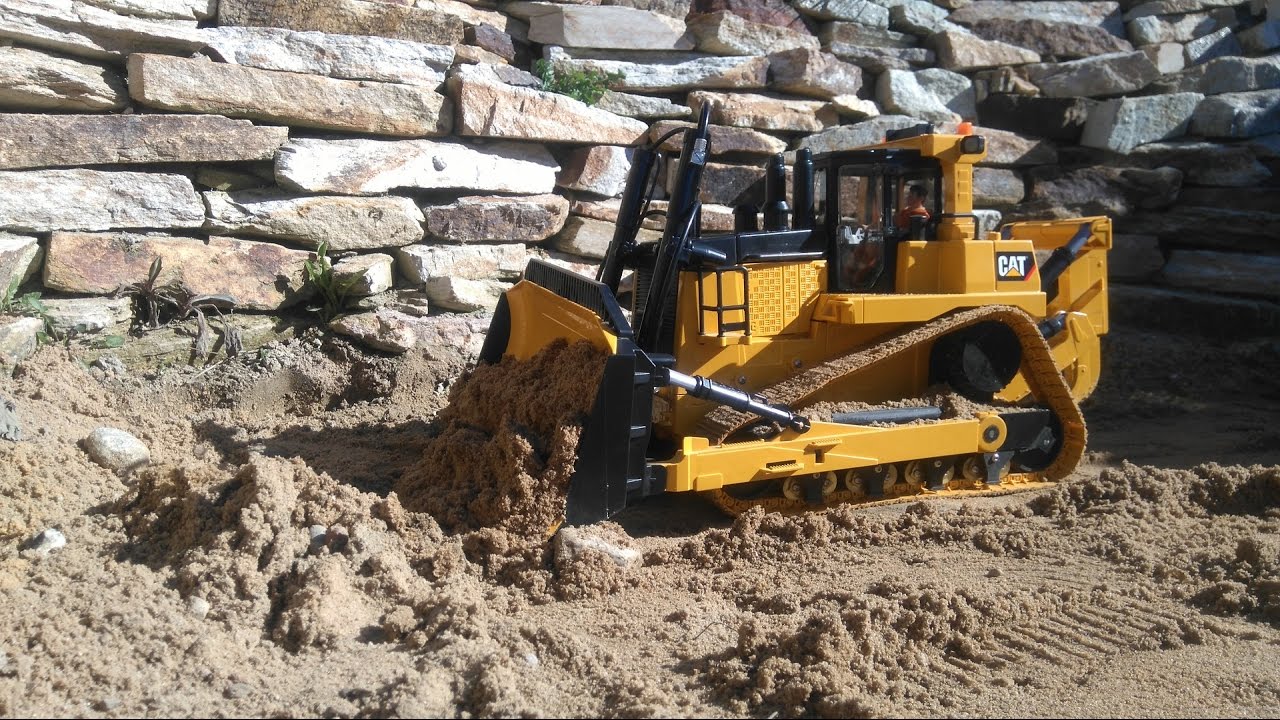CAT D11 First work in the sand Bulldozer RC conversion Bruder 02452 Zipilandia